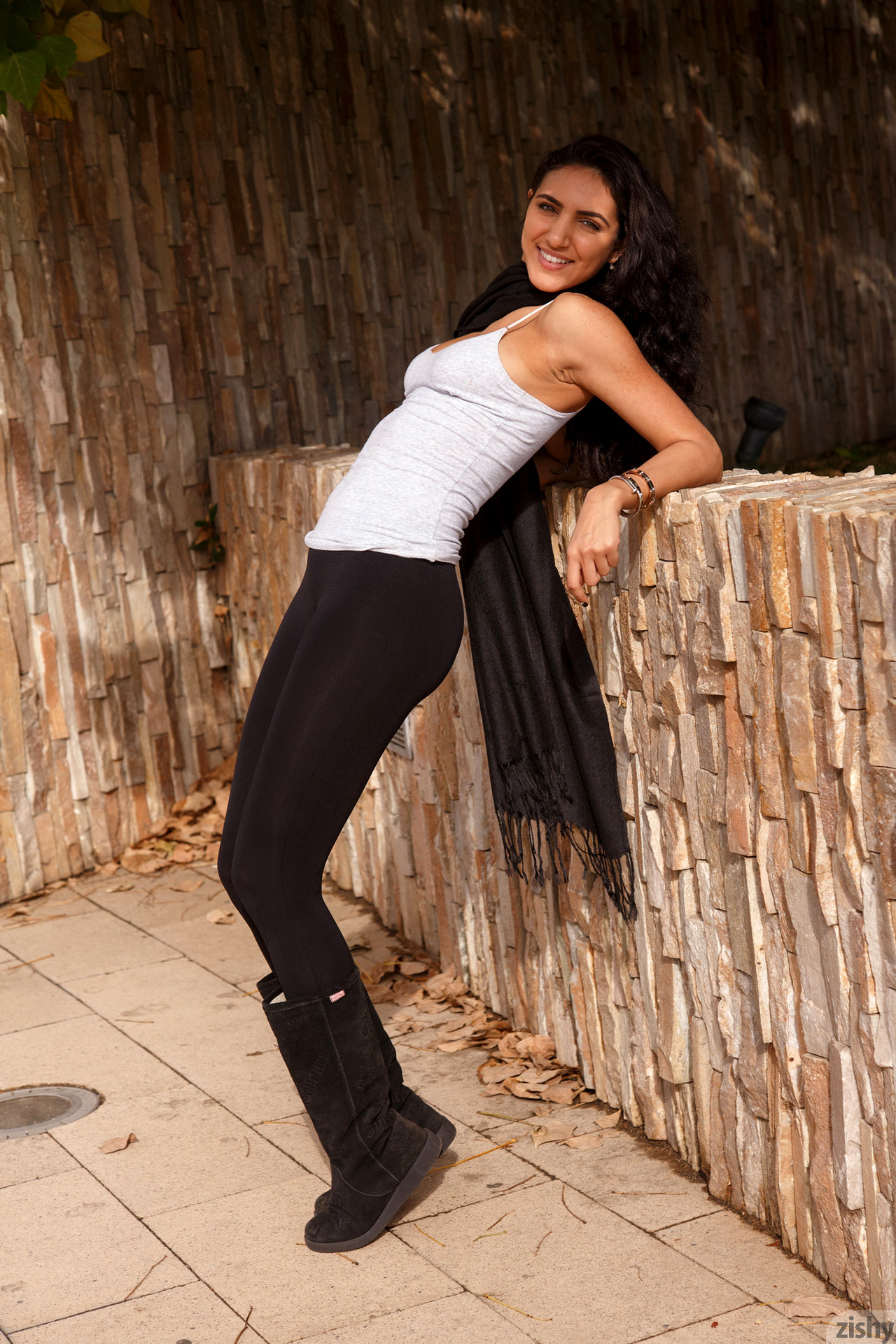 Curvy Brunette Babe Cameron Hamze with Cameltoe Wearing Leggings - Image  Gallery #343306